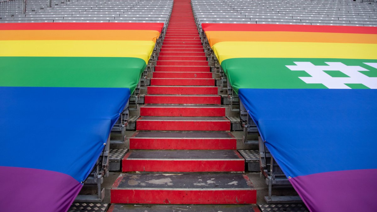 Eine Regenbogenfahne ist über die Sitzreihen in der Südkurve des Münchner Stadions gespannt - als Zeichen gegen Diskriminierung.