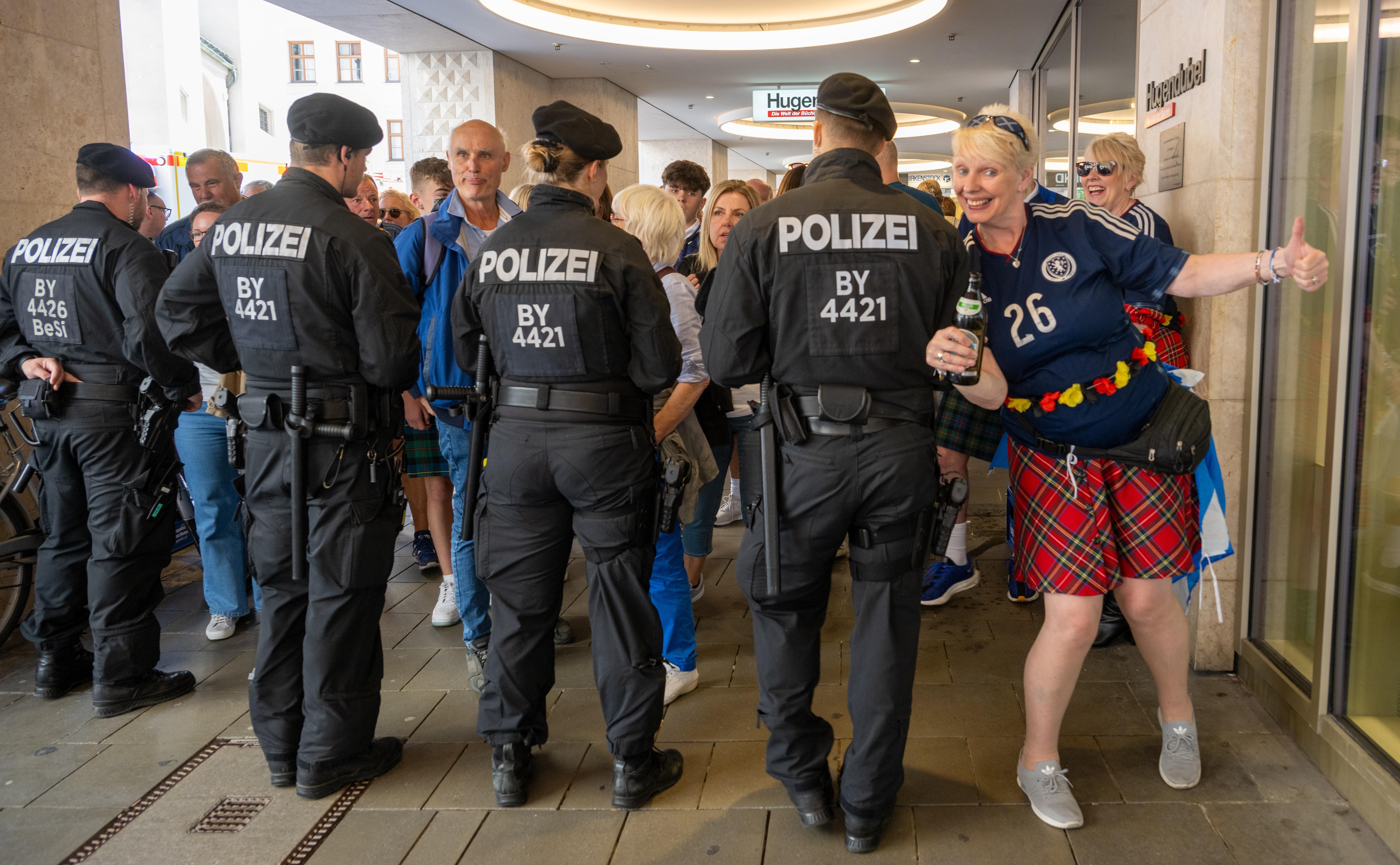 14. 6.: Eine schottische Fußballanhängerin versucht mit Charme, vor dem Spiel an Polizisten vorbei auf den Marienplatz zu kommen. 