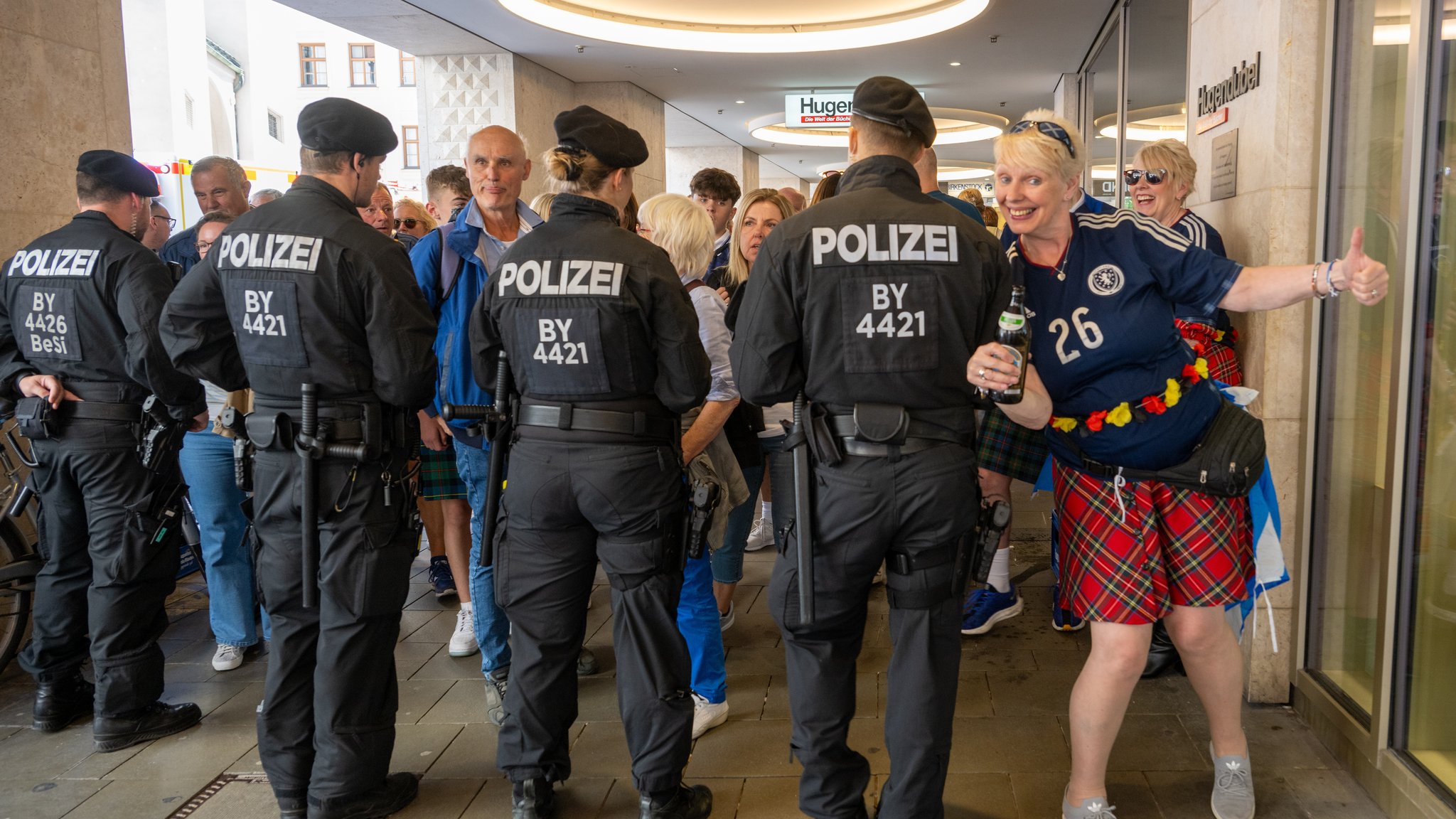 14. 6.: Eine schottische Fußballanhängerin versucht mit Charme, vor dem Spiel an Polizisten vorbei auf den Marienplatz zu kommen. 