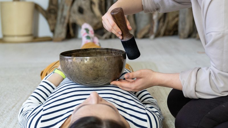 (Symbolbild) Eine Frau bei der Therapie für Stressmanagement und Meditation | Bild: picture alliance / Zoonar | Dmitry Marchenko / Envato (Symbolbild) Eine Frau bei der Therapie für Stressmanagement und Meditation