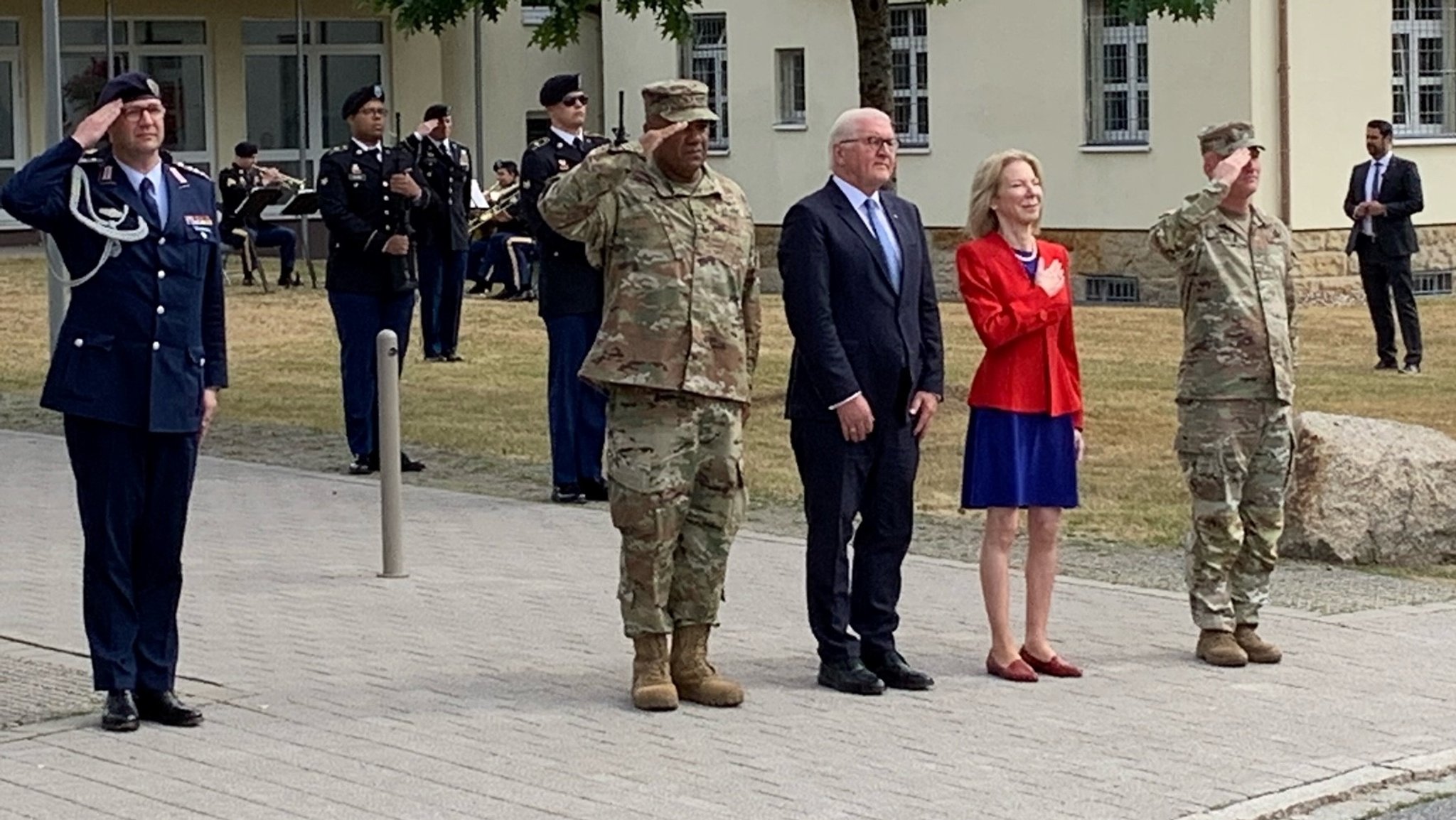 Bundespräsident Steinmeier ist in Grafenwöhr von US-Botschafterin Amy Gutmann empfangen worden 