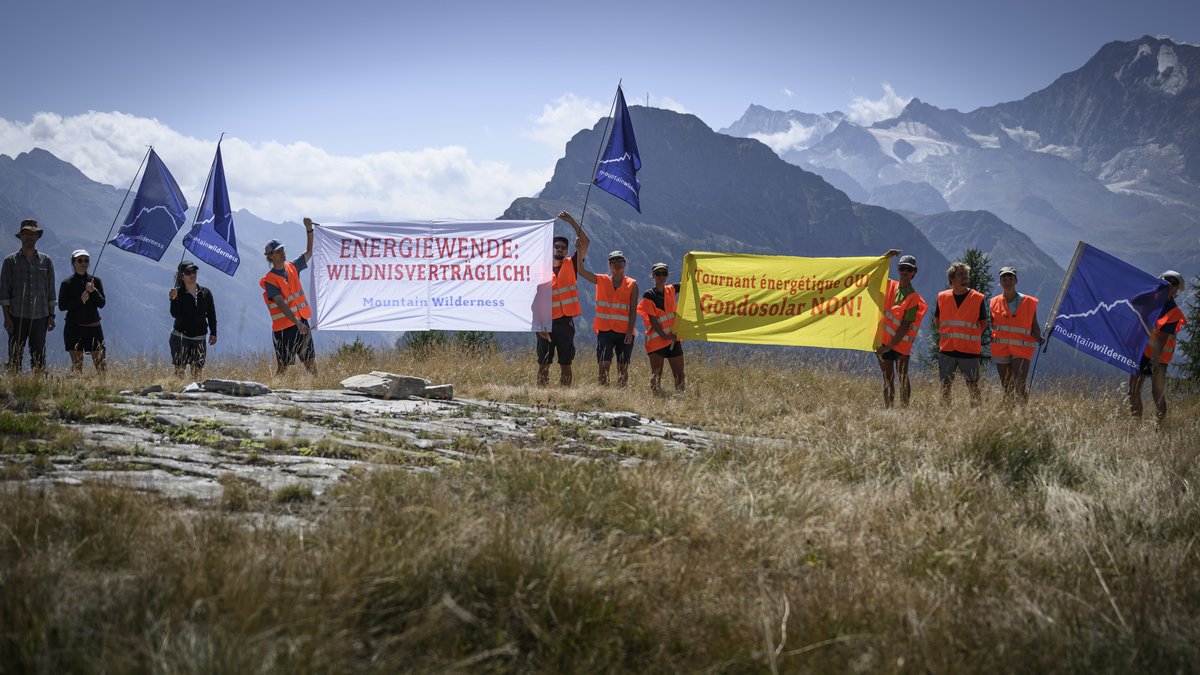 Aktivistinnen und Aktivisten der Naturschutzorganisation "Mountain Wilderness" bei einer Protestaktion gegen alpine Solarparks im August 2022