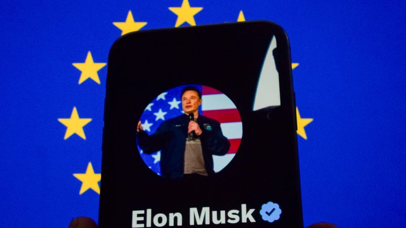 Smartphone mit Musk vor EU-Fahne | Bild: picture alliance / Vuk Valcic Smartphone mit Musk vor EU-Fahne
