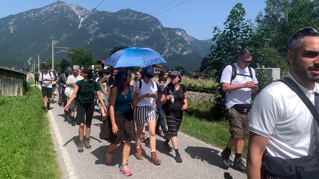 Mehrere Gruppen von Demonstranten sind zum G7-Gipfel zu verschiedenen Protestmärschen rund um Garmisch-Partenkirchen aufgebrochen.