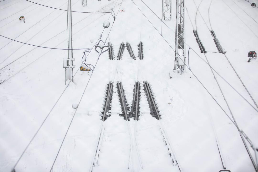 Blick auf verschneite Gleise an der Hackerbrücke in München