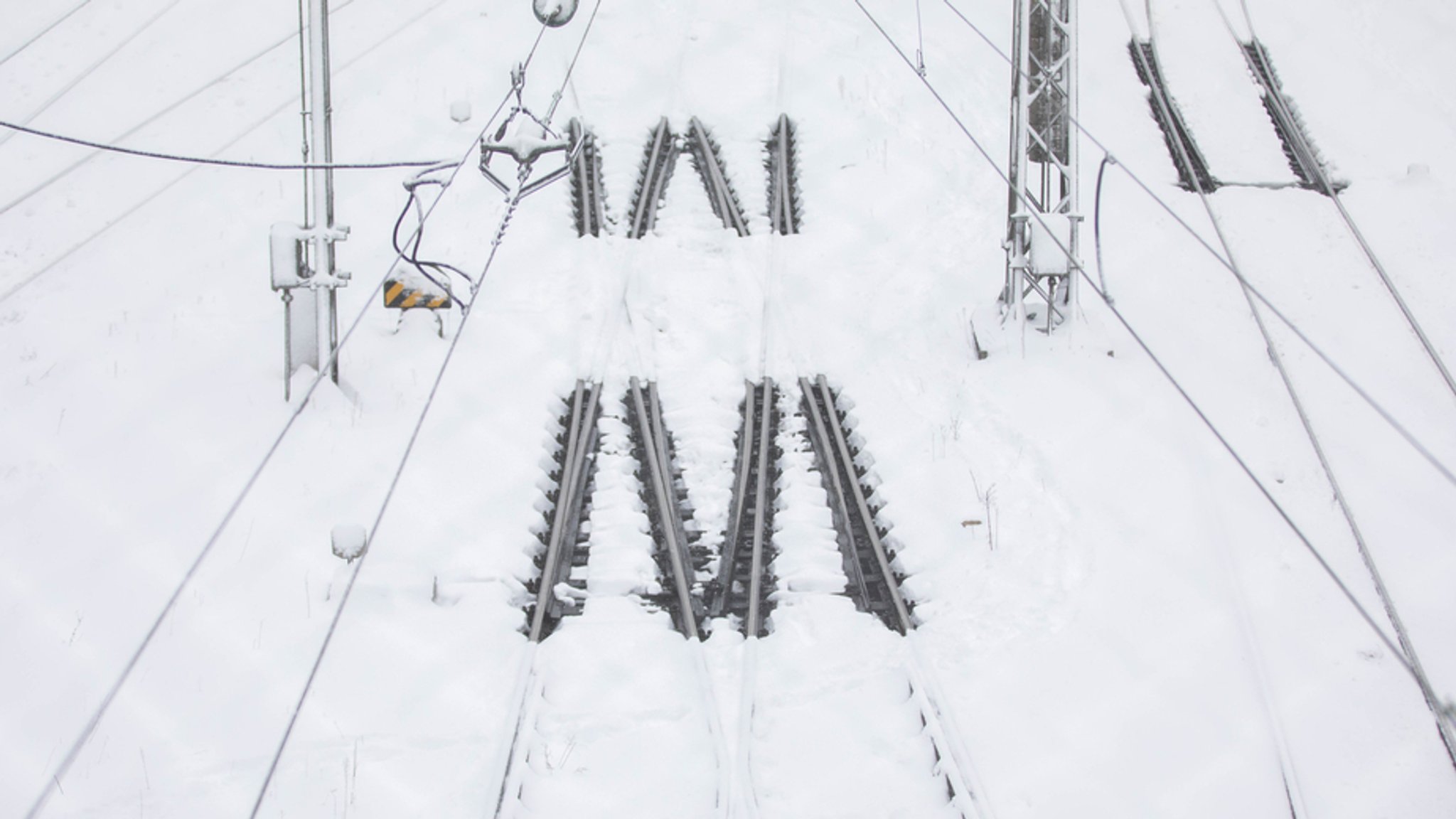 Blick auf verschneite Gleise an der Hackerbrücke in München