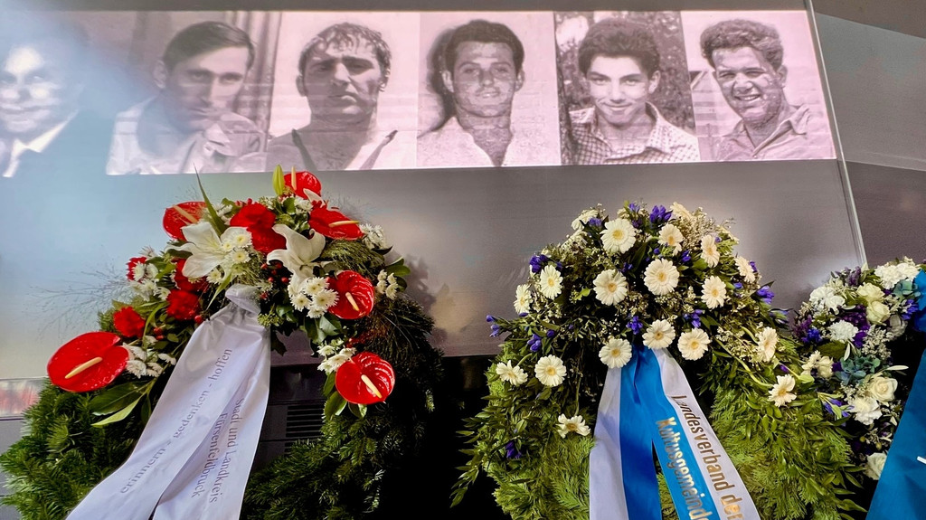 Kränze vor den Bildern der ermordeten israelischen Sportler am Erinnerungsort im Olympiapark.