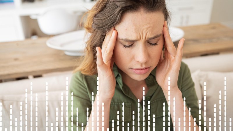 Junge Frau fasst sich an die Schläfen. | Bild: picture alliance / Zoonar | Channel Partners, Montage: BR, colourbox.com Junge Frau fasst sich an die Schläfen.