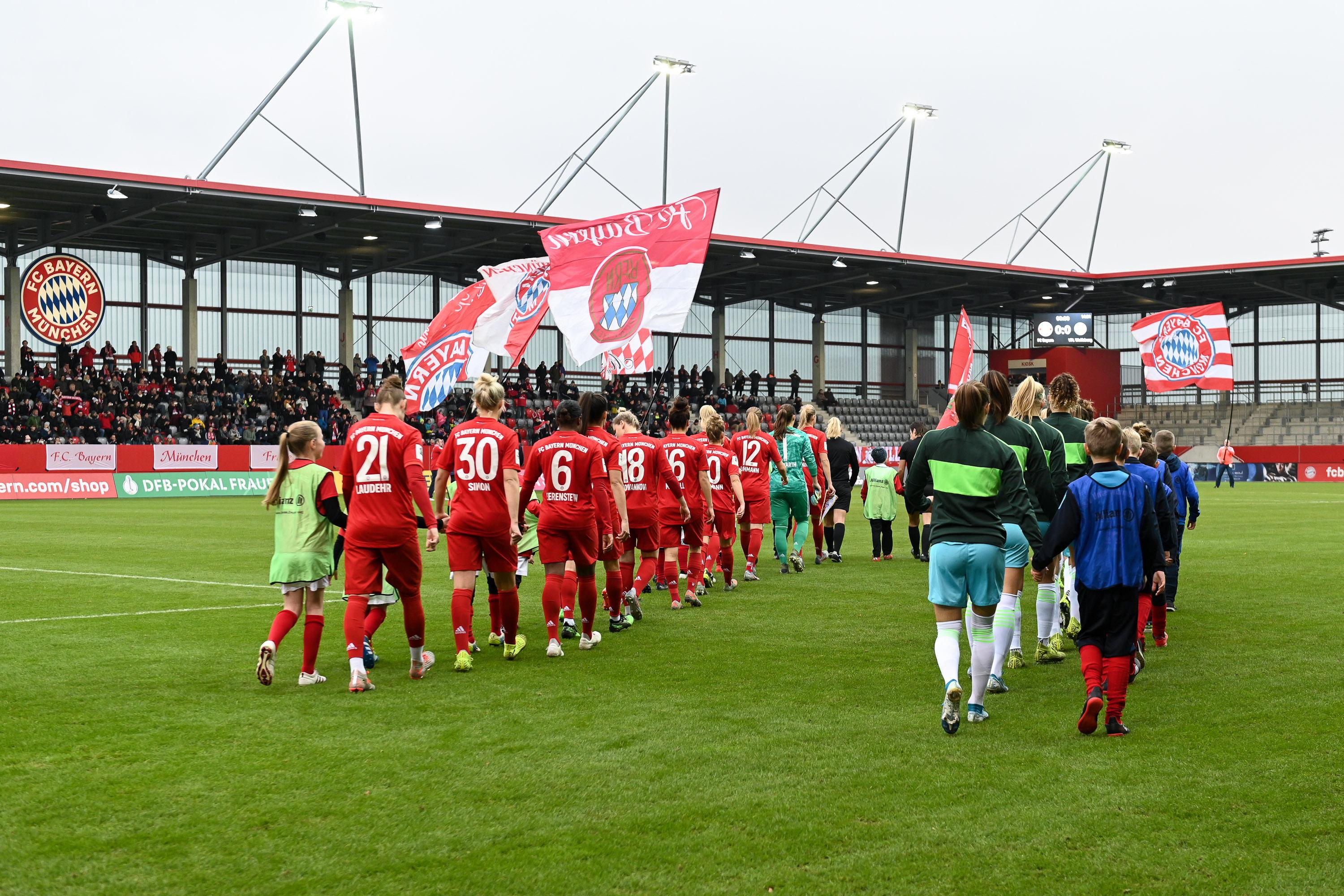 Einlauf der Mannschaften FC Bayern München - VfL Wolfsburg vor dem DFB-Pokalspiel | Bild: imago images/foto2press Einlauf der Mannschaften FC Bayern München - VfL Wolfsburg vor dem DFB-Pokalspiel
