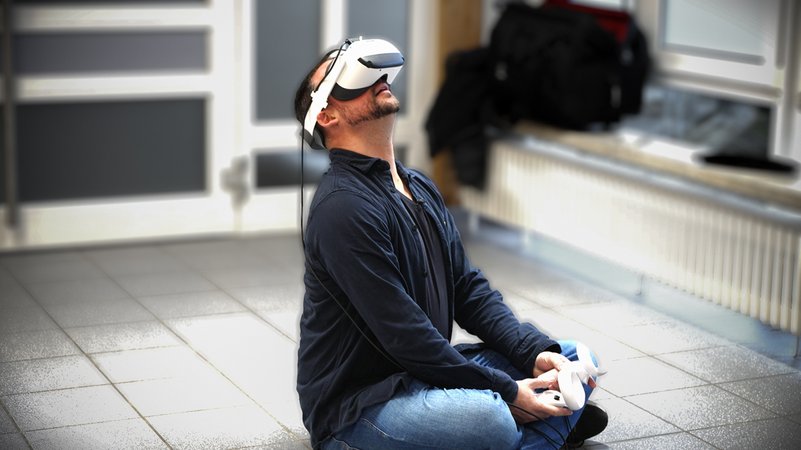 Max in einer virtuellen Therapiesitzung gegen seine Angststörung | Bild: BR/Herz Max in einer virtuellen Therapiesitzung gegen seine Angststörung