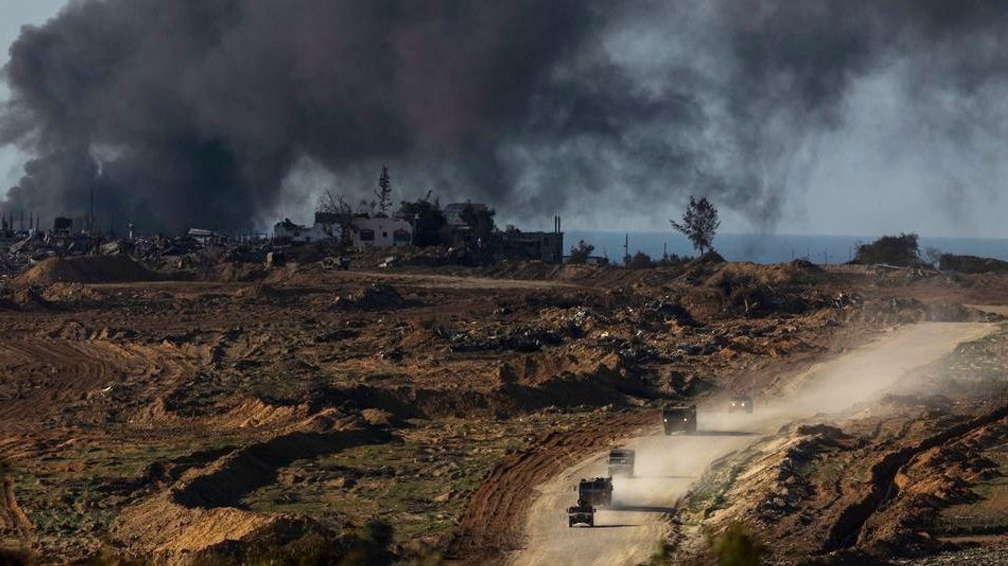 Eine Rauchwolke stieg am Freitag über zerstörten Gebäuden im nördlichen Gazastreifen auf.