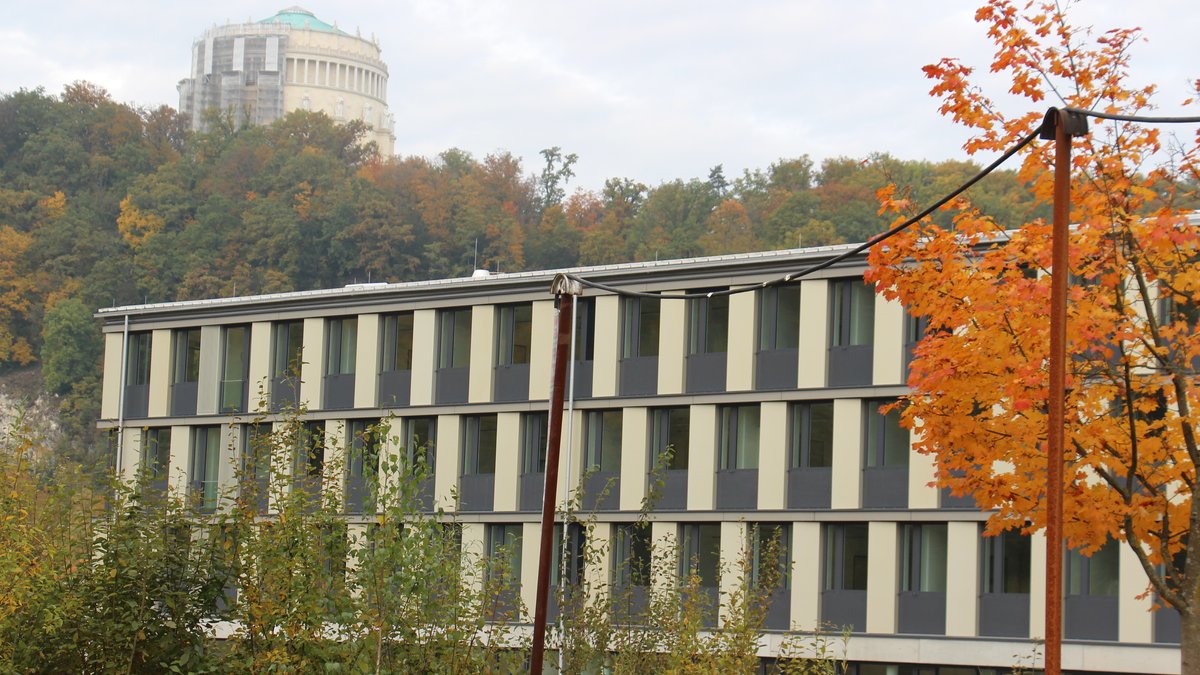 Landratsamt Kelheim mit Befreiungshalle im Hintergrund