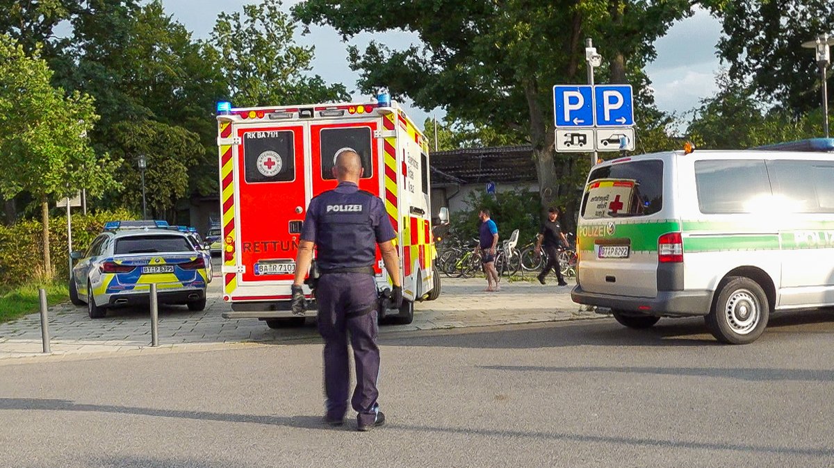 Polizei und Rettungsdienst vor dem Stadionbad Bamberg.
