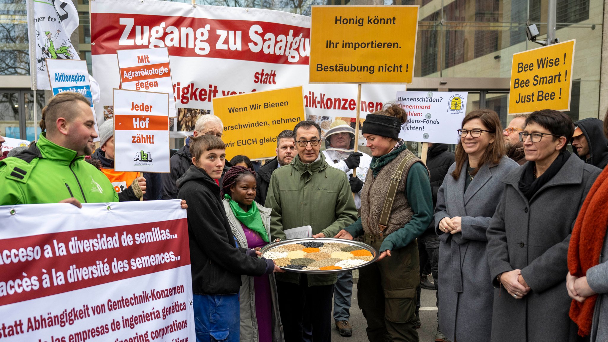 Cem Özdemir (Grüne, M.), Bundesminister für Ernährung und Landwirtschaft, steht bei einer Demonstration der Organisation "Wir haben es satt!" zu "Gutes Essen für alle - statt Profite für wenige" vor dem Auswärtigen Amt.