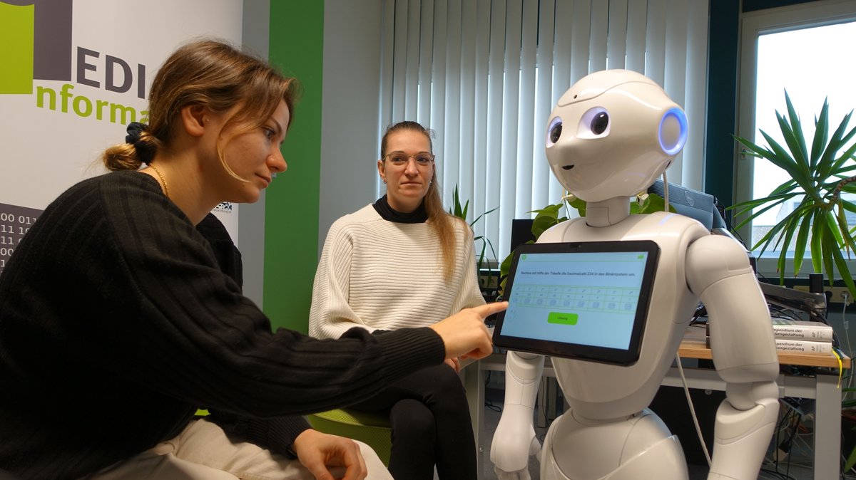 An der Uni Würzburg ist Pepper im Einsatz, ein sozialer Roboter. Er soll Studierende im Fachbereich Medieninformatik auf Prüfungen vorbereiten. | Bild: BR/ Wolfram Hanke An der Uni Würzburg ist Pepper im Einsatz, ein sozialer Roboter. Er soll Studierende im Fachbereich Medieninformatik auf Prüfungen vorbereiten.