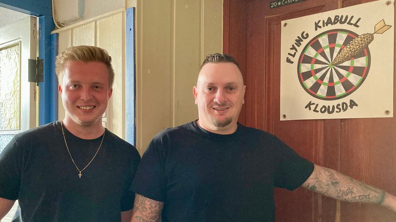 Hausbesitzer David Siemers (links) und Markus Schönhofer, erster Vorstand des Dartvereins "Flying Kiabull Klousda e.V | Bild: BR/Renate Roßberger Hausbesitzer David Siemers (links) und Markus Schönhofer, erster Vorstand des Dartvereins "Flying Kiabull Klousda e.V