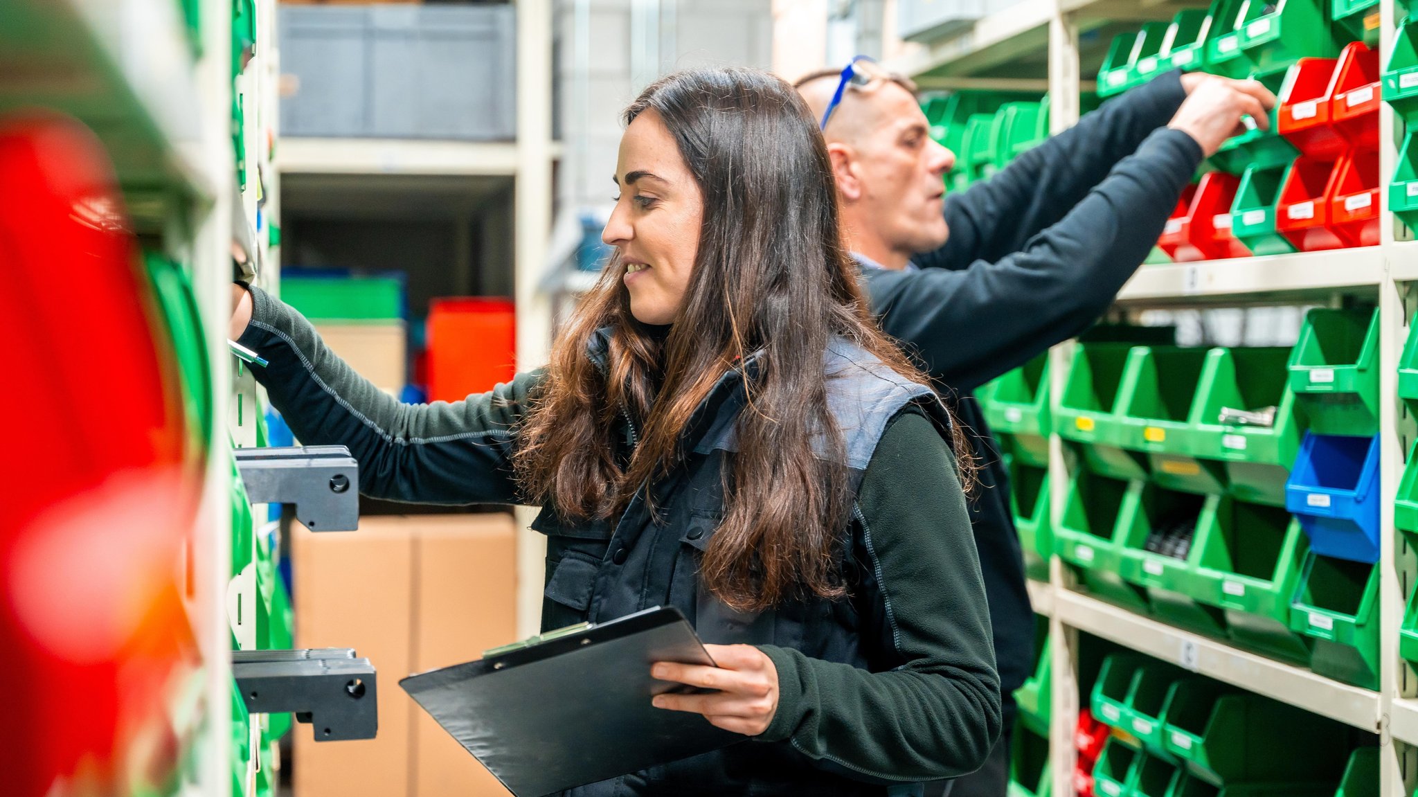 Kollegen bei der Inventur in einer Logistikfabrik.