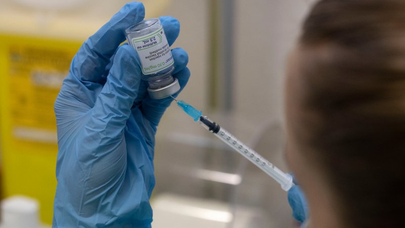 Eine Ärztin zieht den an die Omikron-Variante BA.1 angepassten Impfstoff auf