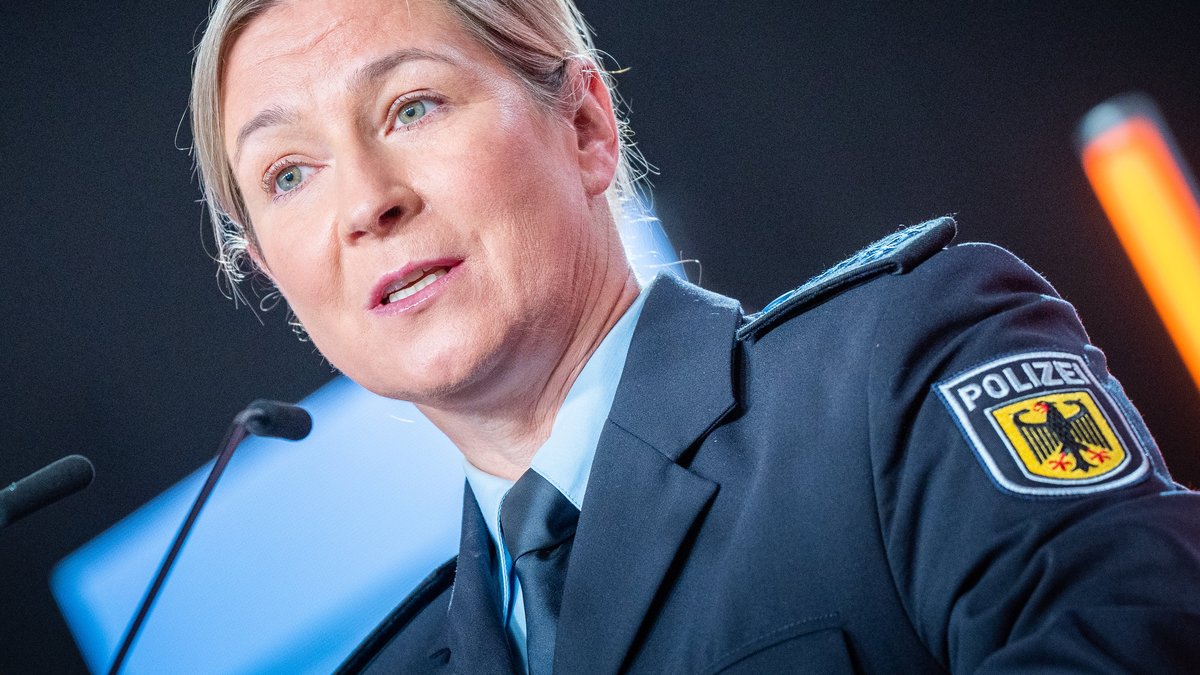Claudia Pechstein hielt ihre Rede beim Grundsatzkonvent der CDU in Berlin am Samstag in Uniform. 