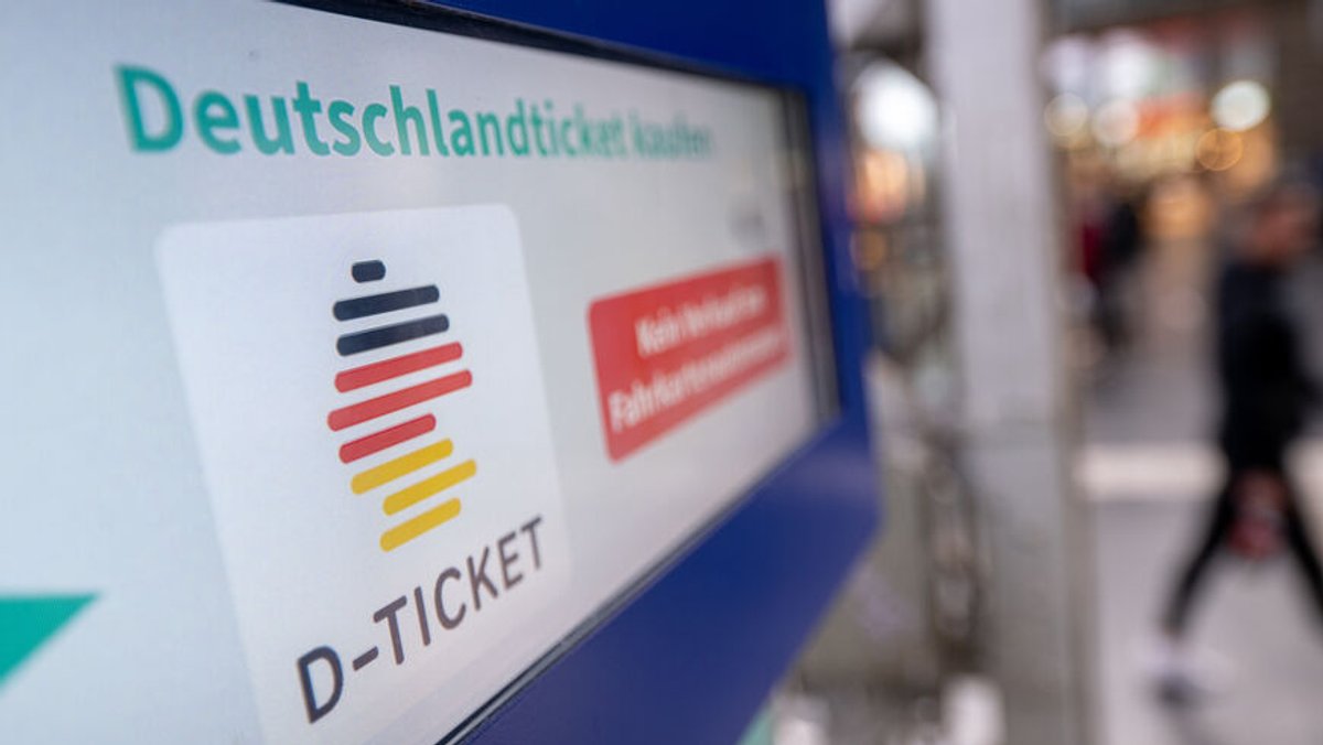 Ein Hinweis auf das Deutschlandticket steht an einem Bahnhof auf einem Fahrkartenautomat. 
