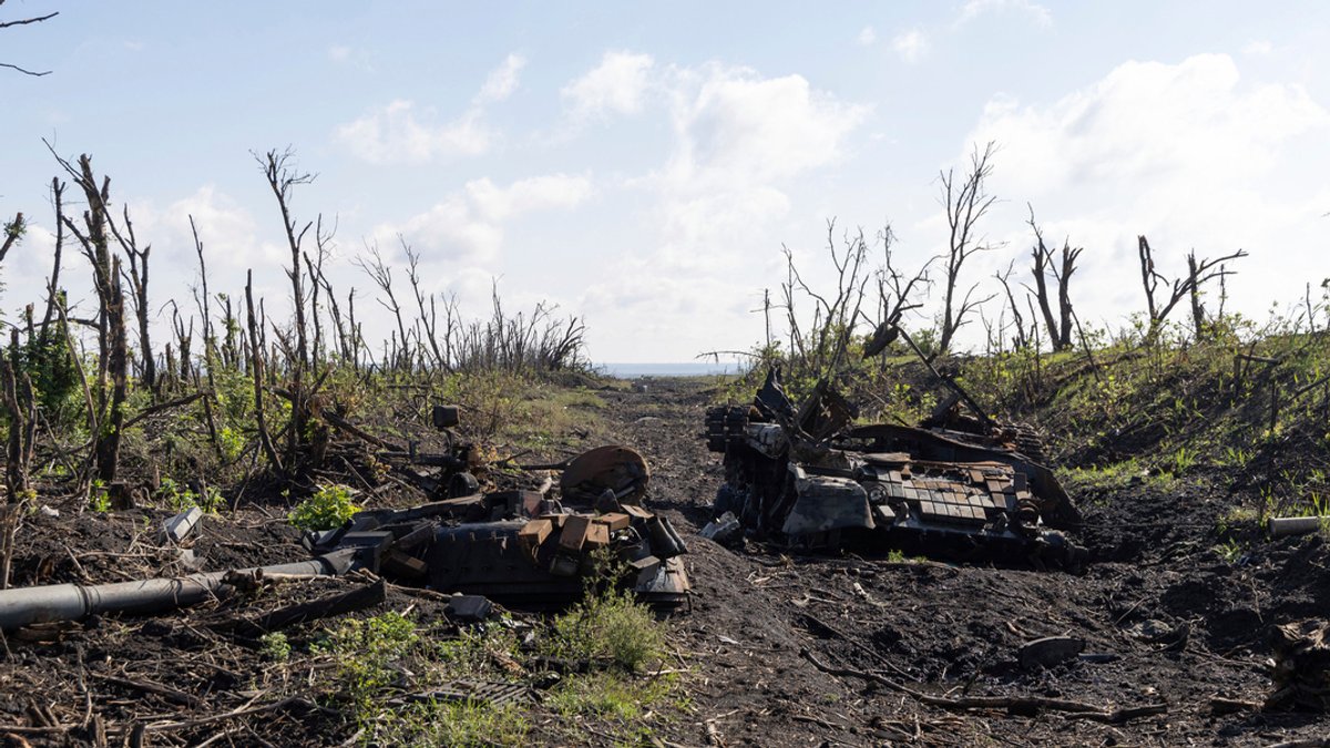 16.09.2023, Ukraine, Andrijiwka: Die ausgebrannten Reste eines Panzers liegen in der Nähe der Frontlinie bei Bachmut. 