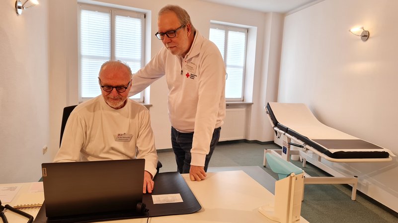 Dr. Reinhard Eder, Arzt im Ruhestand, und Michael Gebler vom BRK Augsburg-Stadt