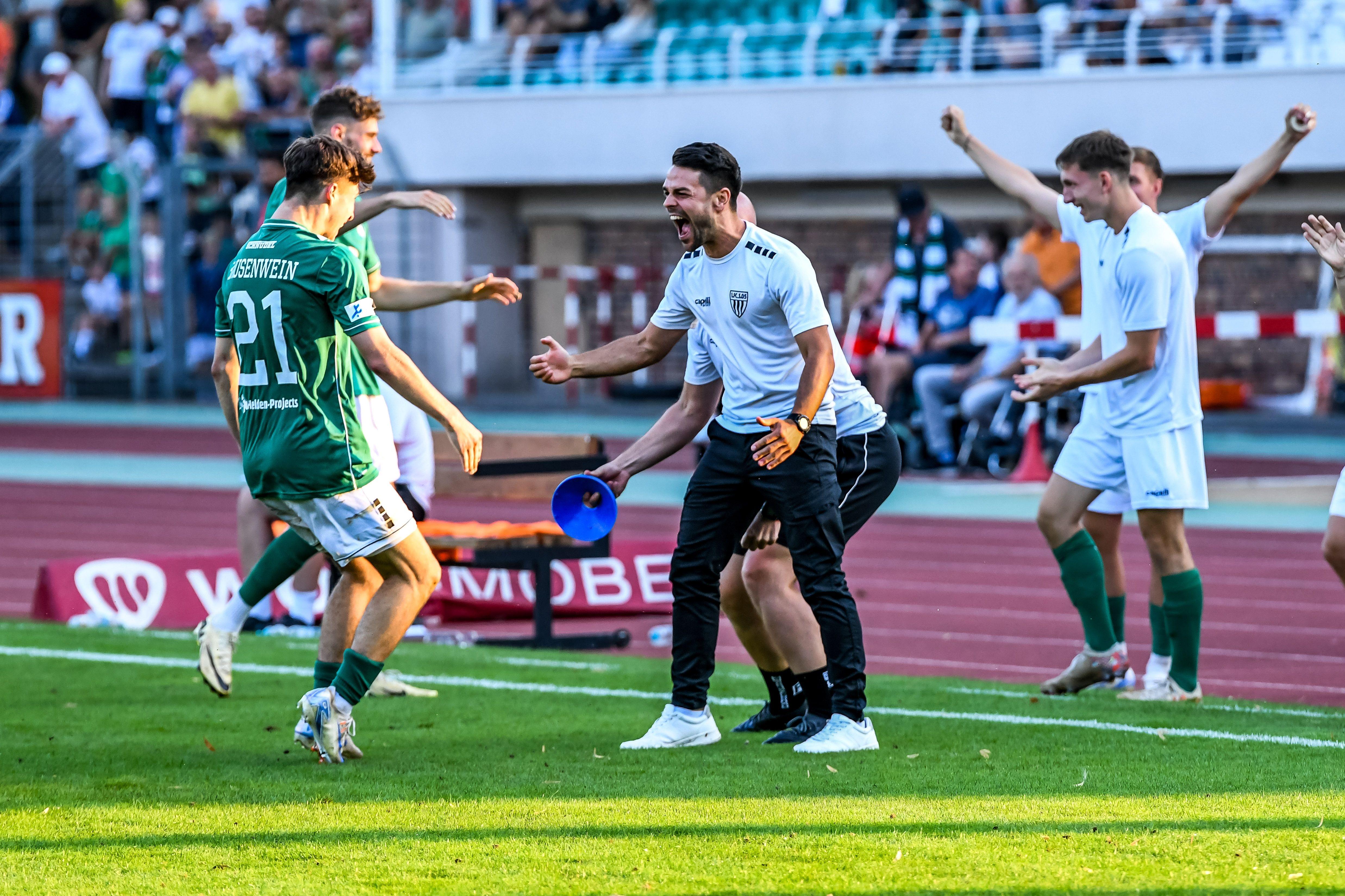 1. FC Schweinfurt jubelt