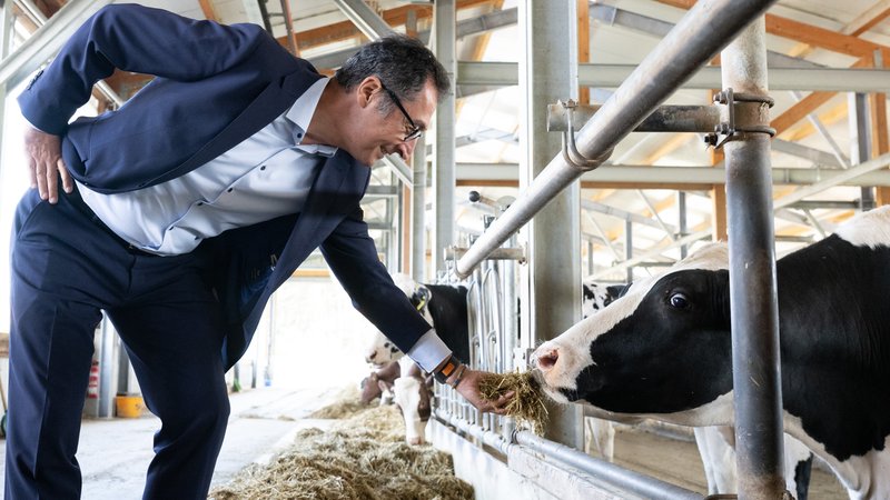 Archivbild: Cem Özdemir, Bundesminister für Ernährung und Landwirtschaft, füttert in einem Stall der Krabat Milchwelt eine Kuh. | Bild: picture alliance/dpa | Sebastian Kahnert Archivbild: Cem Özdemir, Bundesminister für Ernährung und Landwirtschaft, füttert in einem Stall der Krabat Milchwelt eine Kuh.