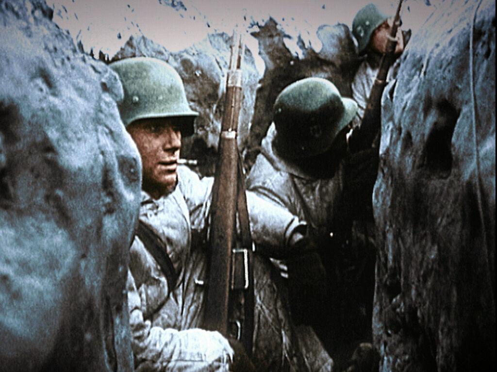 Wehrmachts-Soldaten im Schützengraben 1941.