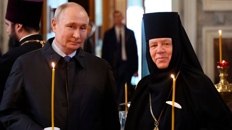 Im September 2023 hält der russische Präsident eine Kerze  | Bild:Mikhail Klimentyev/Picture Alliance
