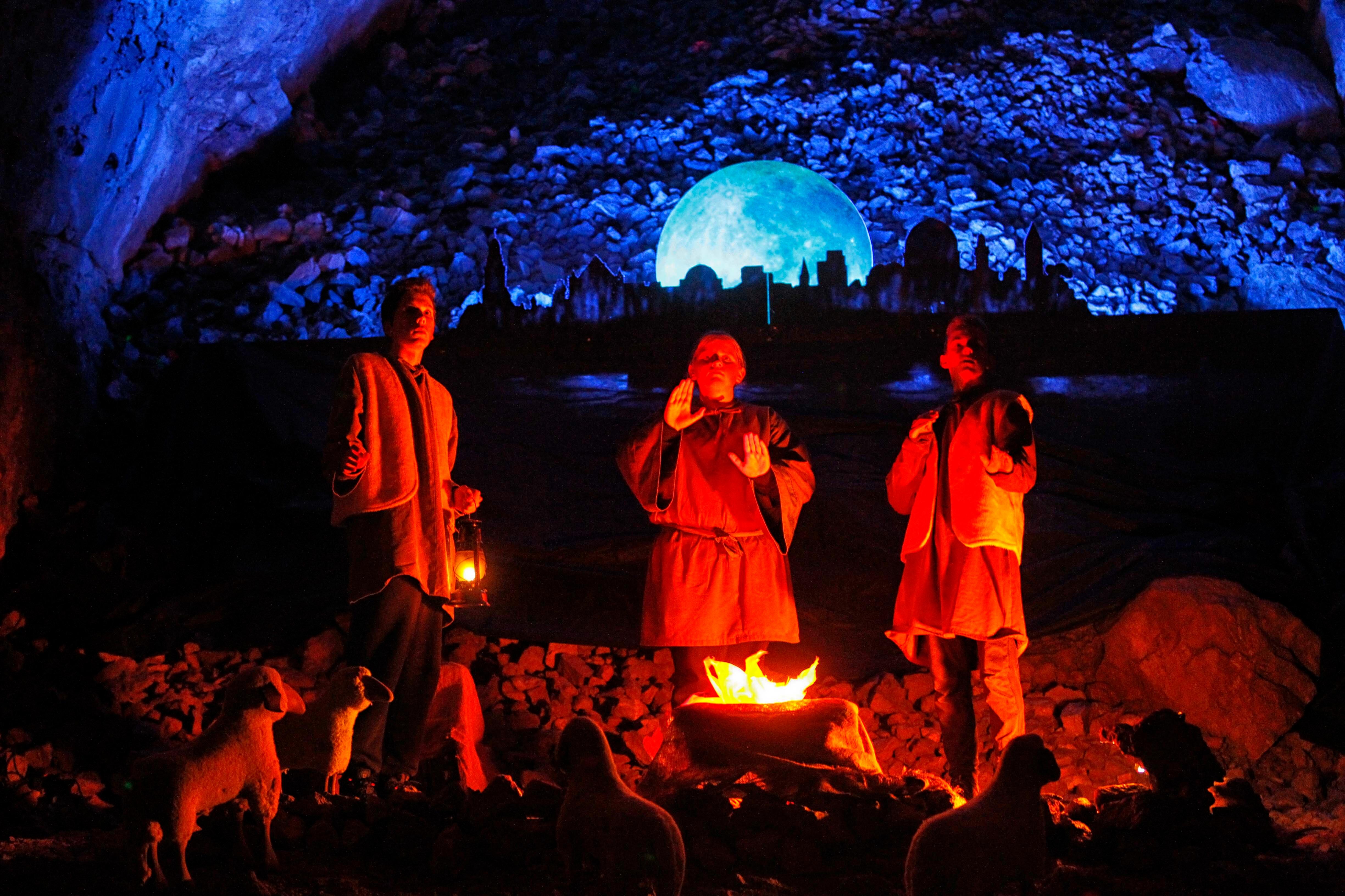 Drei Hirten mit ihren Schafen in einer Krippenszene im slowenischen Postojna.