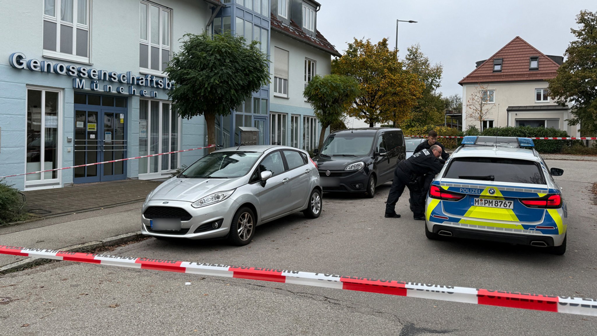 Polizeiauto und Absperrband vor der Bank