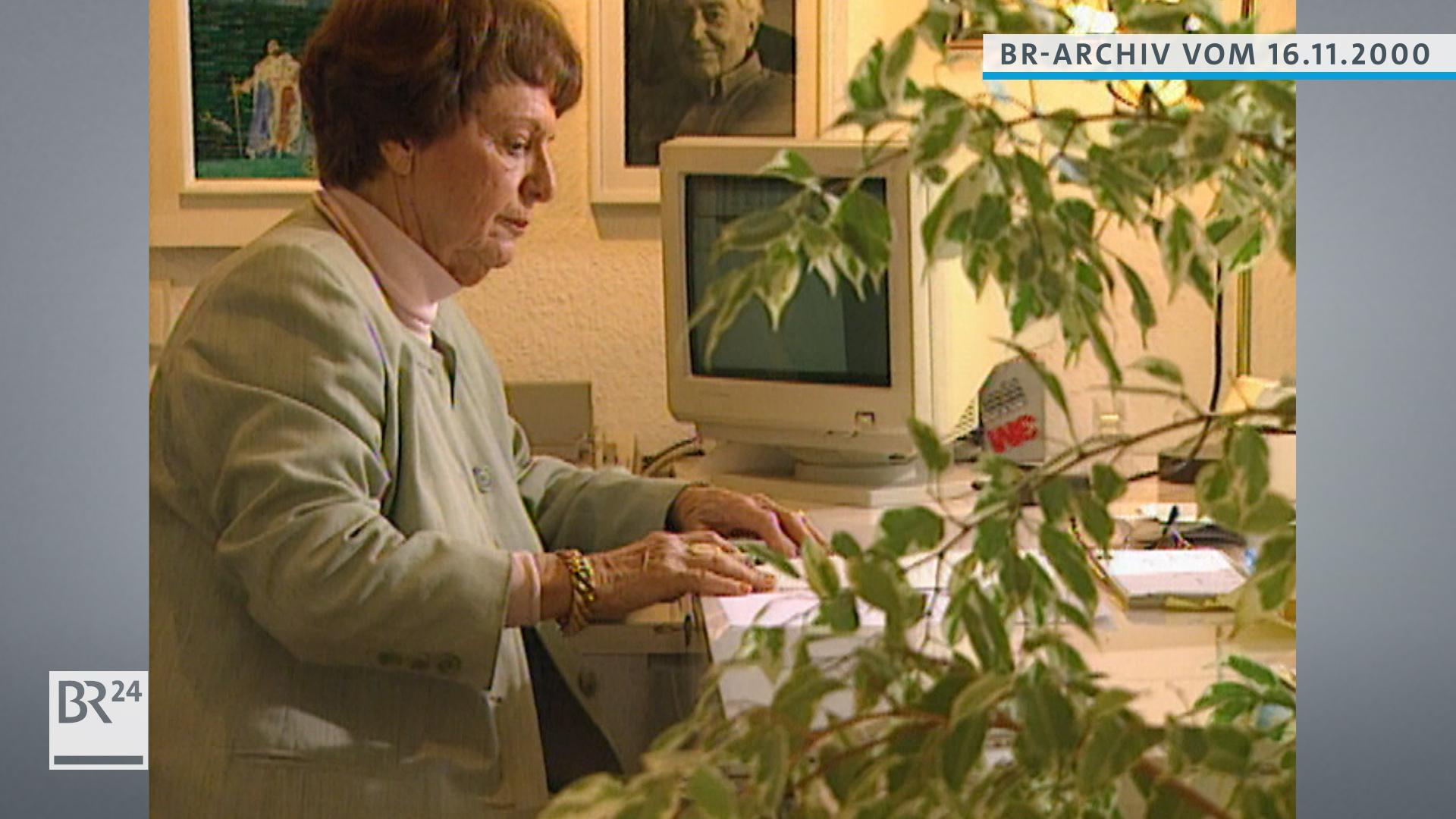 Ellis Kaut an ihrem Schreibtisch