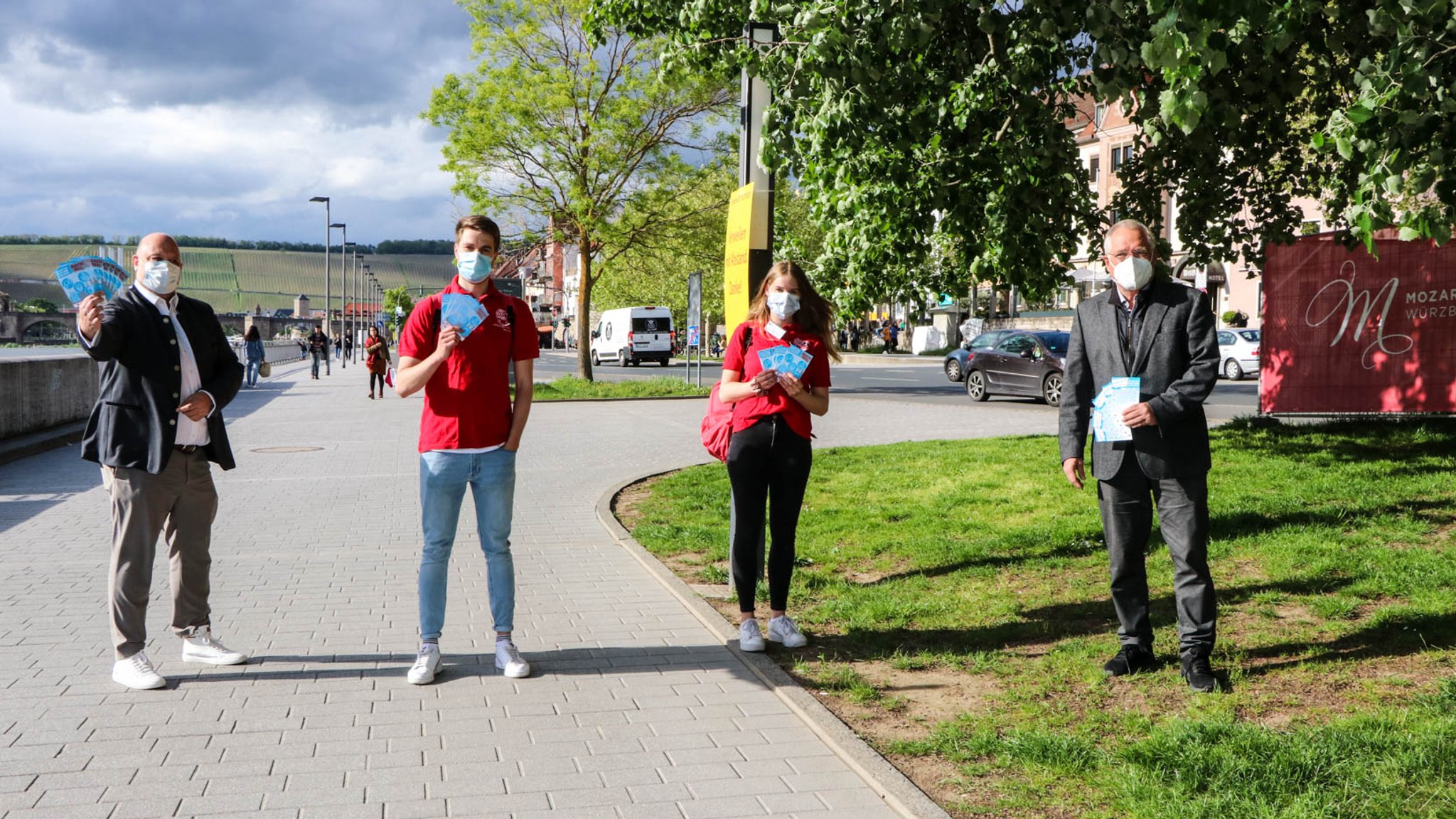 Wolfgang Weier, Geschäftsführer von Würzburg macht Spaß (links) und Wolfgang Kleiner, Kommunalreferent der Stadt Würzburg, verabschieden Alicia und Florian zu ihrer ersten Tour.