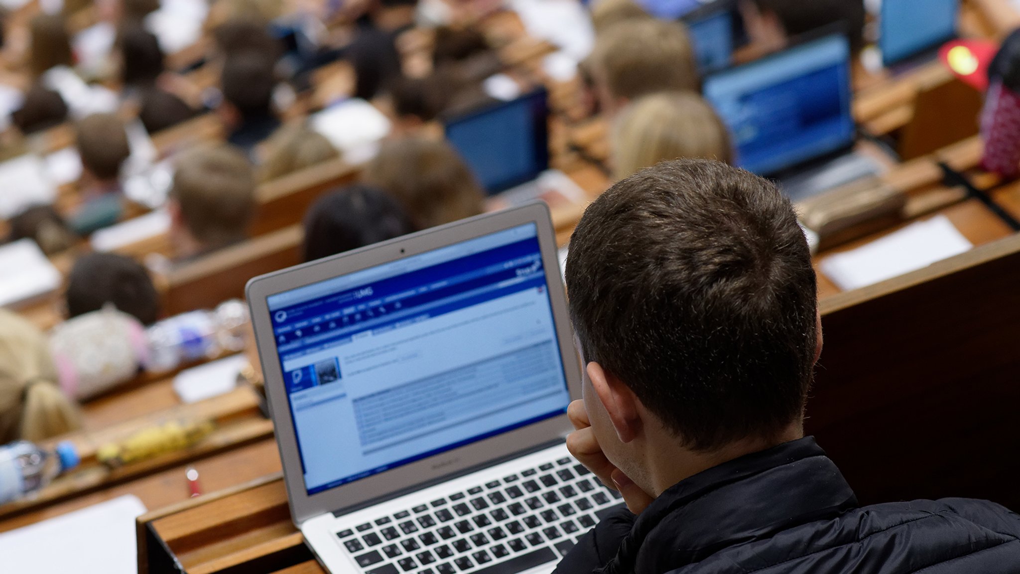 Student im Hörsaal