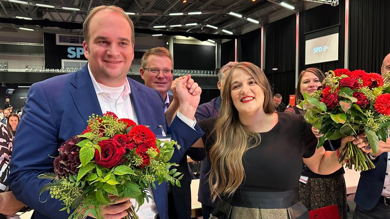 Sebastian Roloff und Ronja Endres sind das neue Führungstandem der Bayern-SPD | Bild: Irene Esmann/BR Sebastian Roloff und Ronja Endres sind das neue Führungstandem der Bayern-SPD