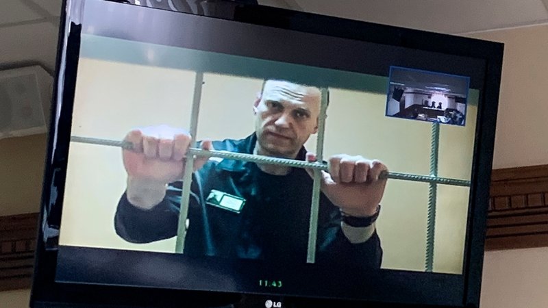 Alexej Nawalny, russischer Kremlgegner, wird in einem Gerichtssaal per Videoverbindung aus dem Gefängnis zugeschaltet.