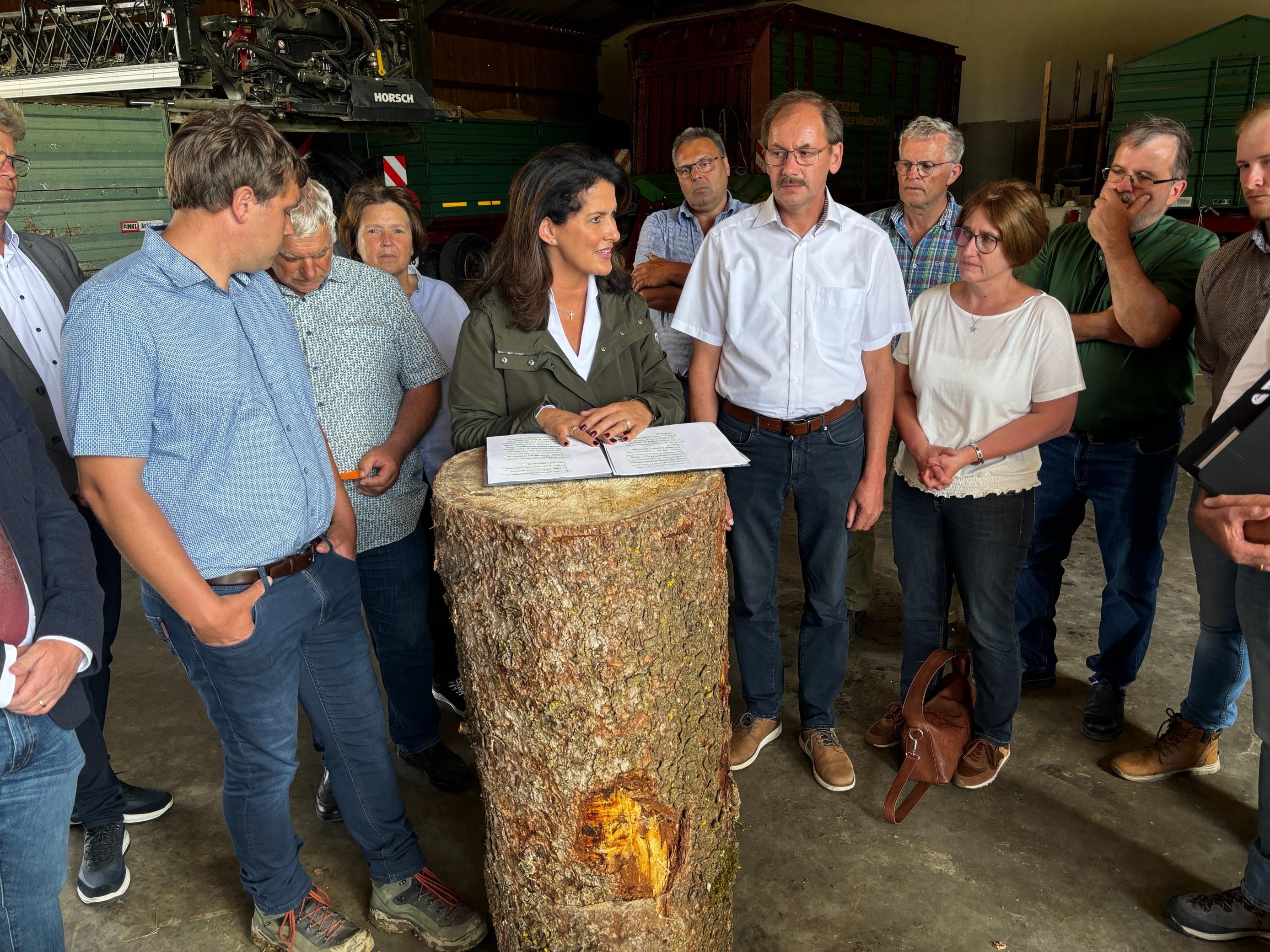 Michaela Kaniber, bayerische Landwirtschaftsministerin, beim Hochwasser-Besuch in Tapfheim