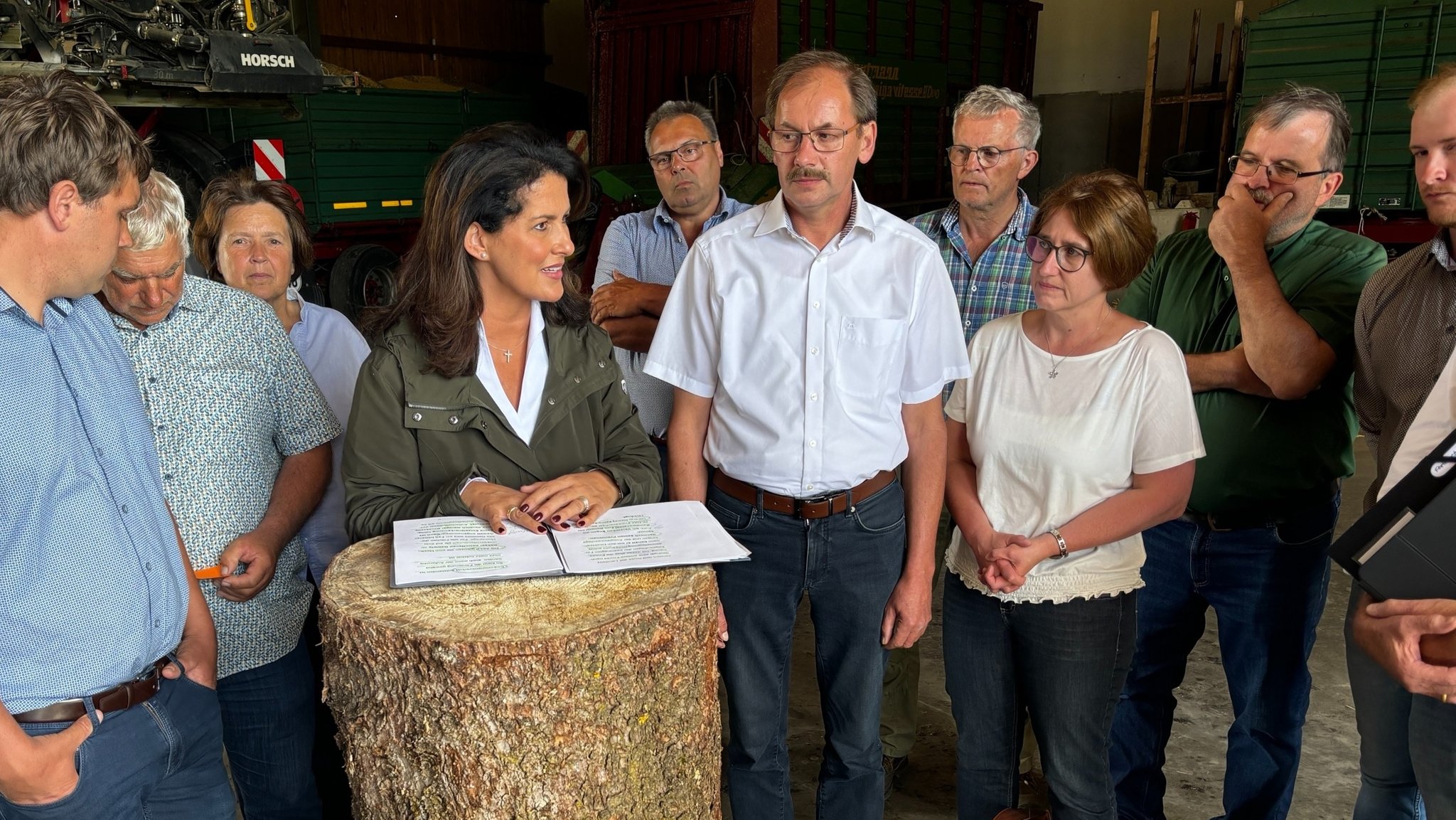 Michaela Kaniber, bayerische Landwirtschaftsministerin, beim Hochwasser-Besuch in Tapfheim