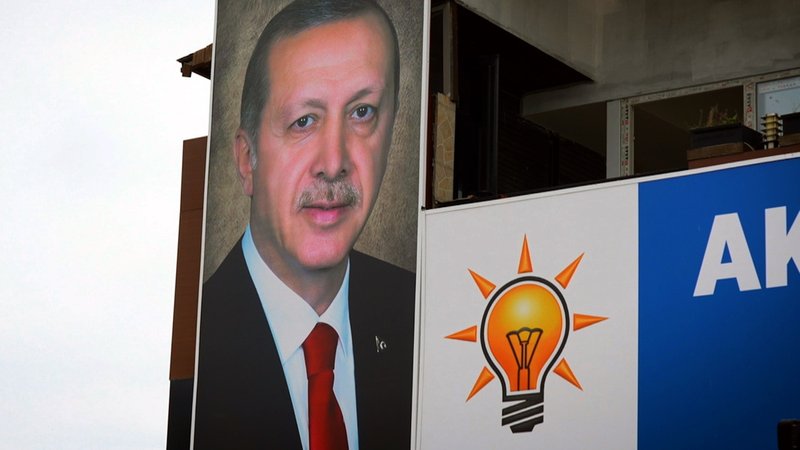 Ein Wahlplakat mit dem Gesicht von Präsident Erdogan