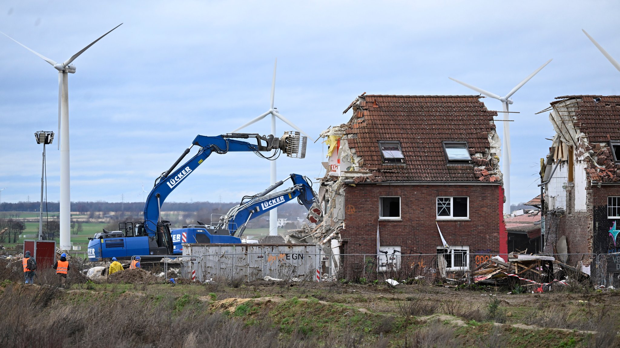 Bagger reißen ein Haus in Lützerath ab