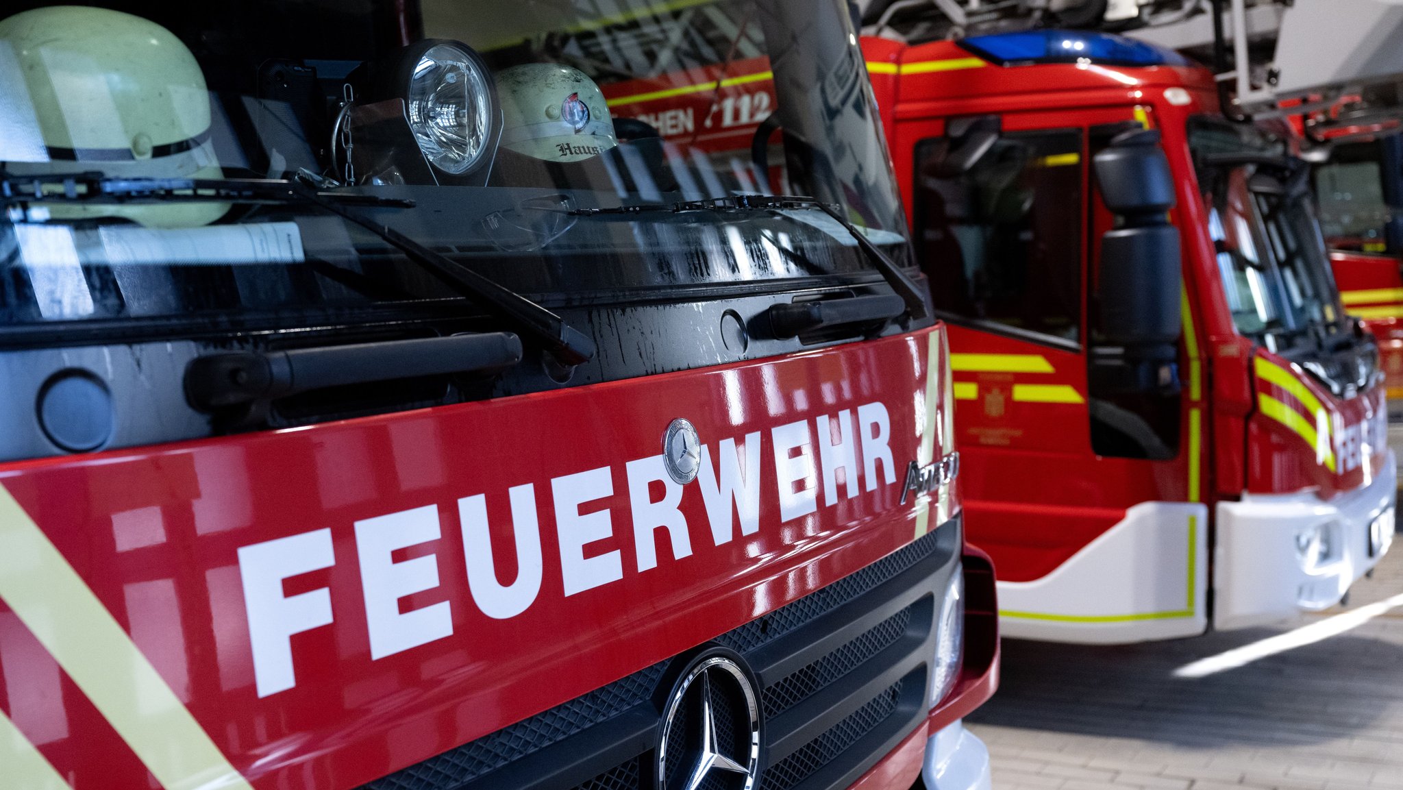 ARCHIV - 05.02.2024, Bayern, München: Ein Fahrzeug der Berufsfeuerwehr München mit der Aufschrift „Feuerwehr“ steht an der Feuerwache 1 in der Fahrzeughalle. (zu dpa: «Brandstiftung? - Mehrere brennende Stellen in Unterfranken») Foto: Sven Hoppe/dpa +++ dpa-Bildfunk +++ | Bild: dpa-Bildfunk/Sven Hoppe ARCHIV - 05.02.2024, Bayern, München: Ein Fahrzeug der Berufsfeuerwehr München mit der Aufschrift „Feuerwehr“ steht an der Feuerwache 1 in der Fahrzeughalle. (zu dpa: «Brandstiftung? - Mehrere brennende Stellen in Unterfranken») Foto: Sven Hoppe/dpa +++ dpa-Bildfunk +++