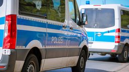 Symbolbild: Razzia der Polizei mit Einsatzfahrzeugen | Bild:picture alliance / Maximilian Koch | Maximilian Koch