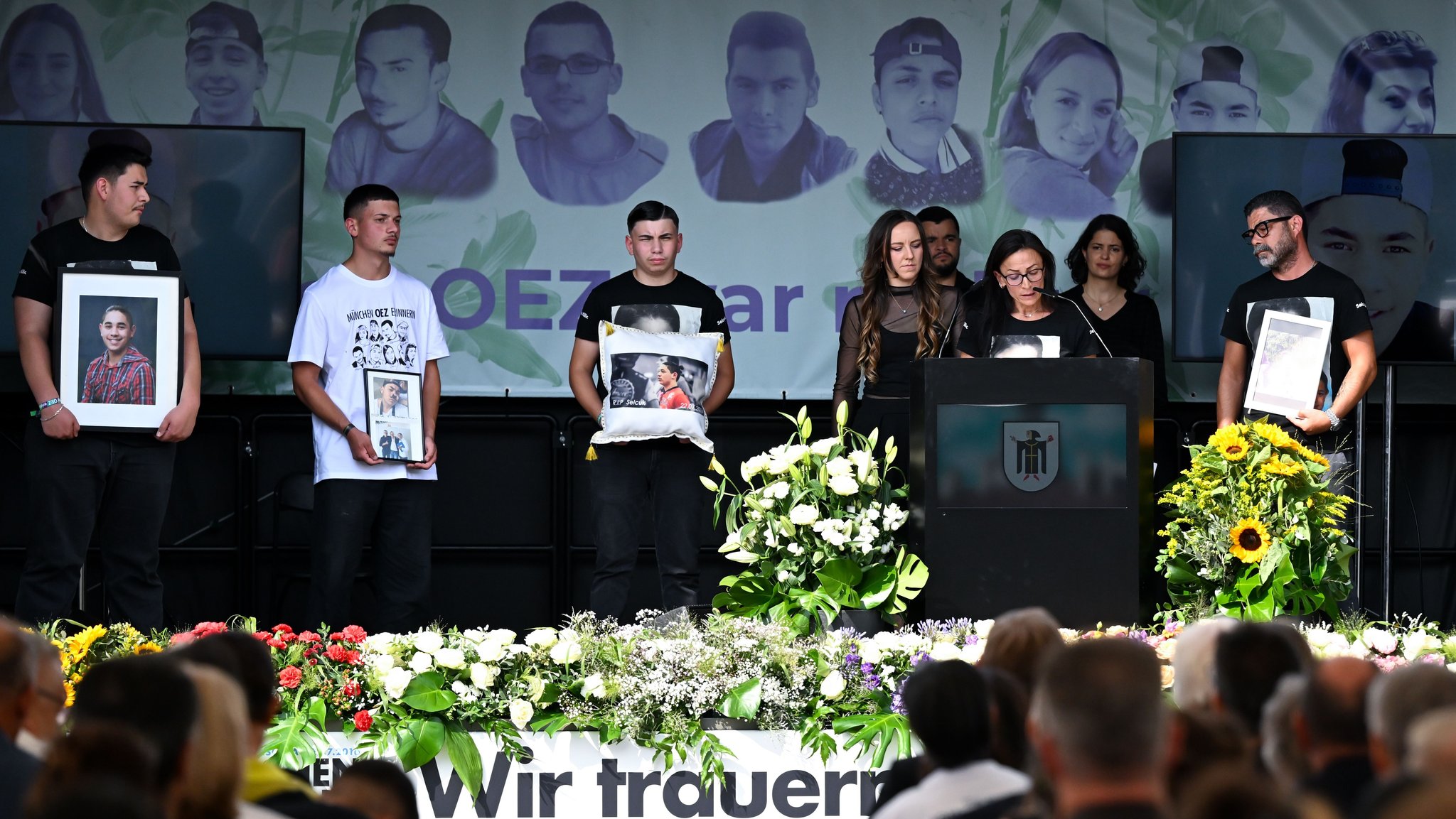 22.07.2026, Bayern, München: Angehörige der Opfer nehmen am Gedenkakt der Landeshauptstadt München anlässlich des 10. Jahrestags des Attentats am Olympia-Einkaufszentrum teil. (zu dpa: «Gedenken am OEZ: «Die Tat betrifft unser ganzes Land»») Foto: Sven Hoppe/dpa +++ dpa-Bildfunk +++