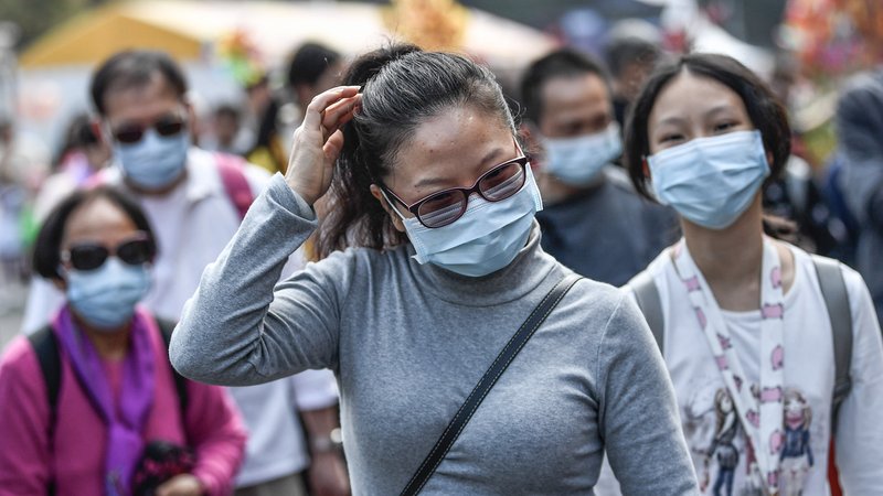 Chinesen in Guangzhou mit Gesichtsmasken gegen die Ansteckung mit dem Corona-Virus