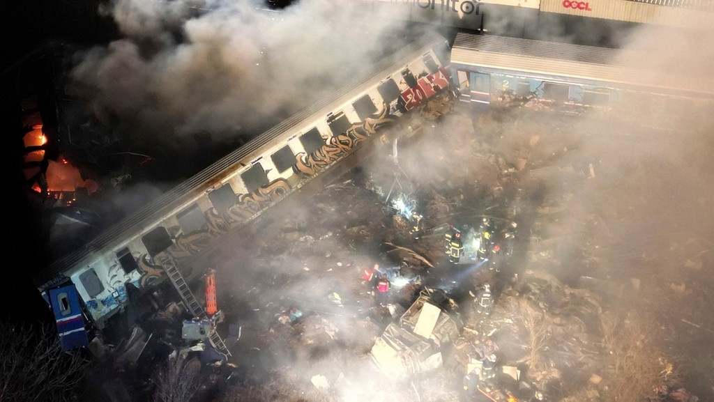 In Griechenland sind in der Nacht ein Güter- und ein Personenzug zusammengestoßen. Einige Waggons entgleisten und fingen Feuer. Mindestens 15 Menschen sollen ums Leben gekommen sein, es ist von dutzenden Verletzten die Rede.