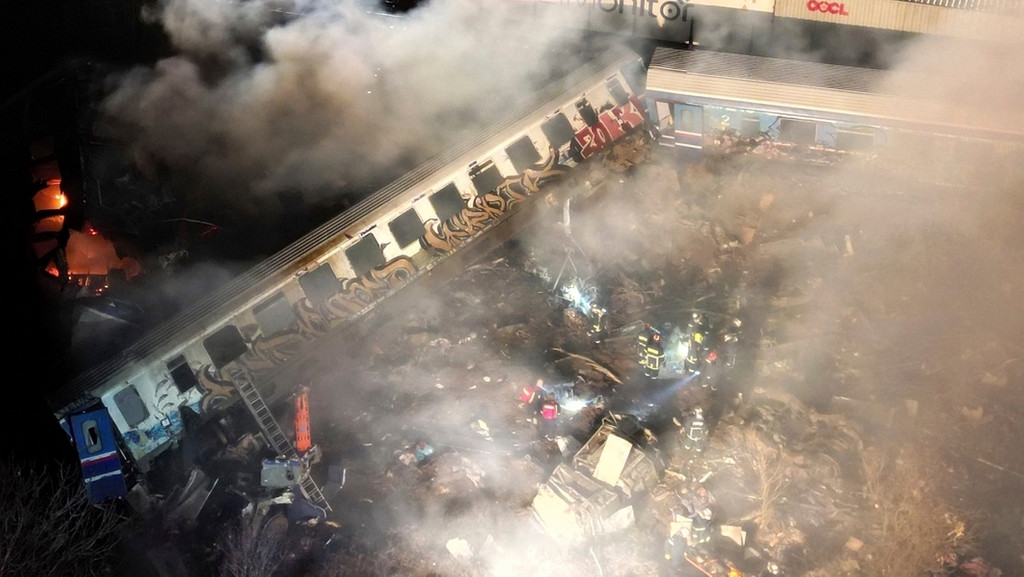 In Griechenland sind in der Nacht ein Güter- und ein Personenzug zusammengestoßen. Einige Waggons entgleisten und fingen Feuer. Mindestens 15 Menschen sollen ums Leben gekommen sein, es ist von dutzenden Verletzten die Rede. | Bild: dpa-Bildfunk/Vaggelis Kousioras In Griechenland sind in der Nacht ein Güter- und ein Personenzug zusammengestoßen. Einige Waggons entgleisten und fingen Feuer. Mindestens 15 Menschen sollen ums Leben gekommen sein, es ist von dutzenden Verletzten die Rede.