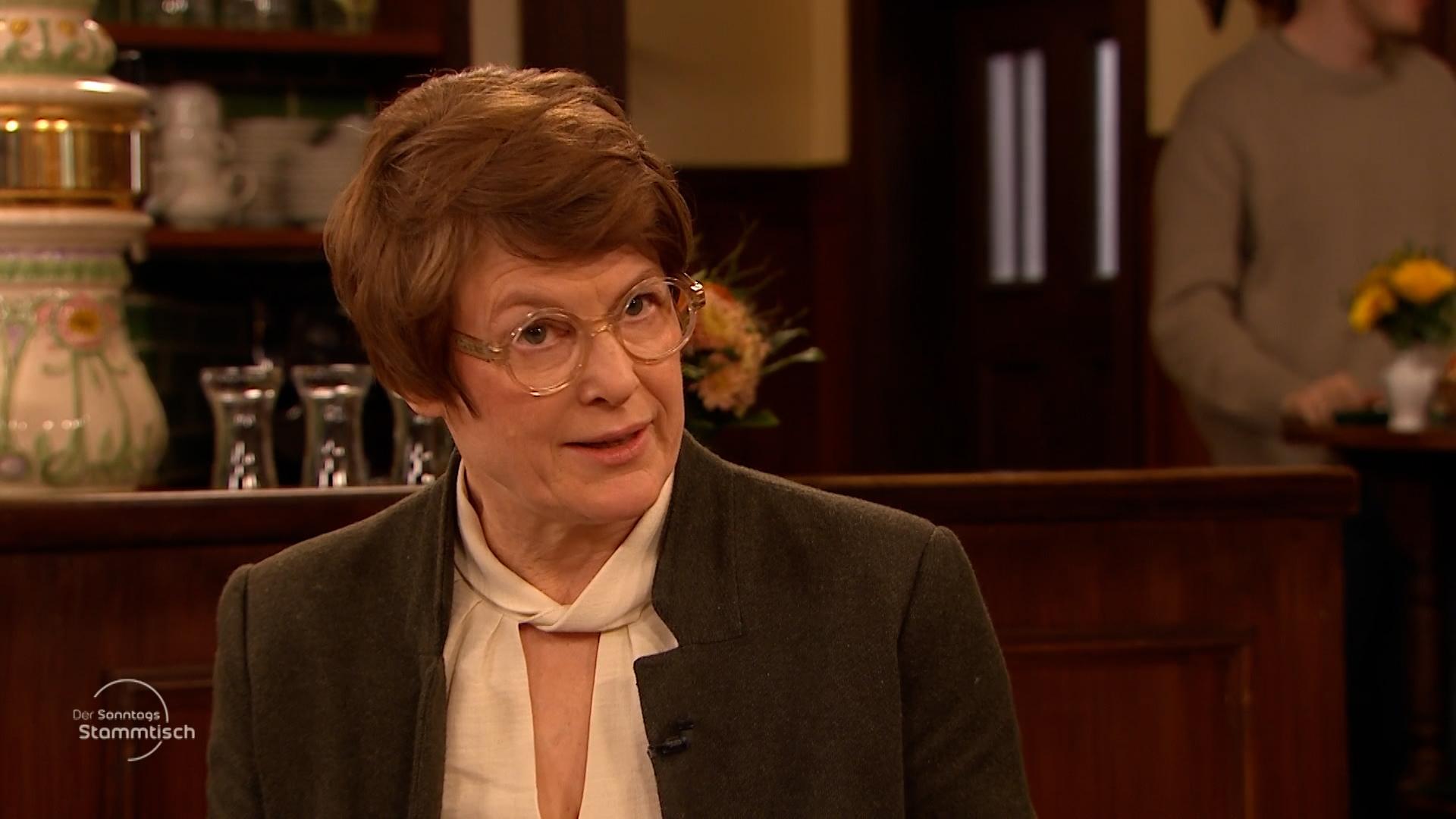 Sie forderte – anders als Heil -  Steuersenkungen für Unternehmen. Statt direkt einzugreifen, solle der Staat primär die richtigen Rahmenbedingungen setzen, um so die Wettbewerbsfähigkeit zu stärken.