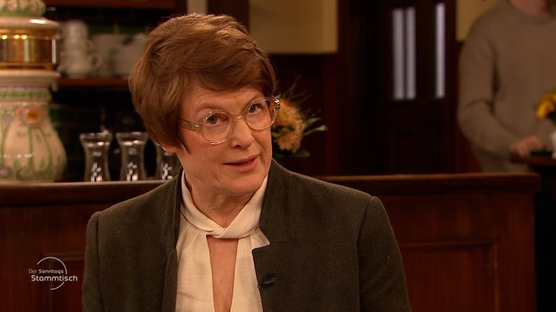 Sie forderte – anders als Heil - Steuersenkungen für Unternehmen. Statt direkt einzugreifen, solle der Staat primär die richtigen Rahmenbedingungen setzen, um so die Wettbewerbsfähigkeit zu stärken. | Bild: Bayerischer Rundfunk 2024 Sie forderte – anders als Heil - Steuersenkungen für Unternehmen. Statt direkt einzugreifen, solle der Staat primär die richtigen Rahmenbedingungen setzen, um so die Wettbewerbsfähigkeit zu stärken.