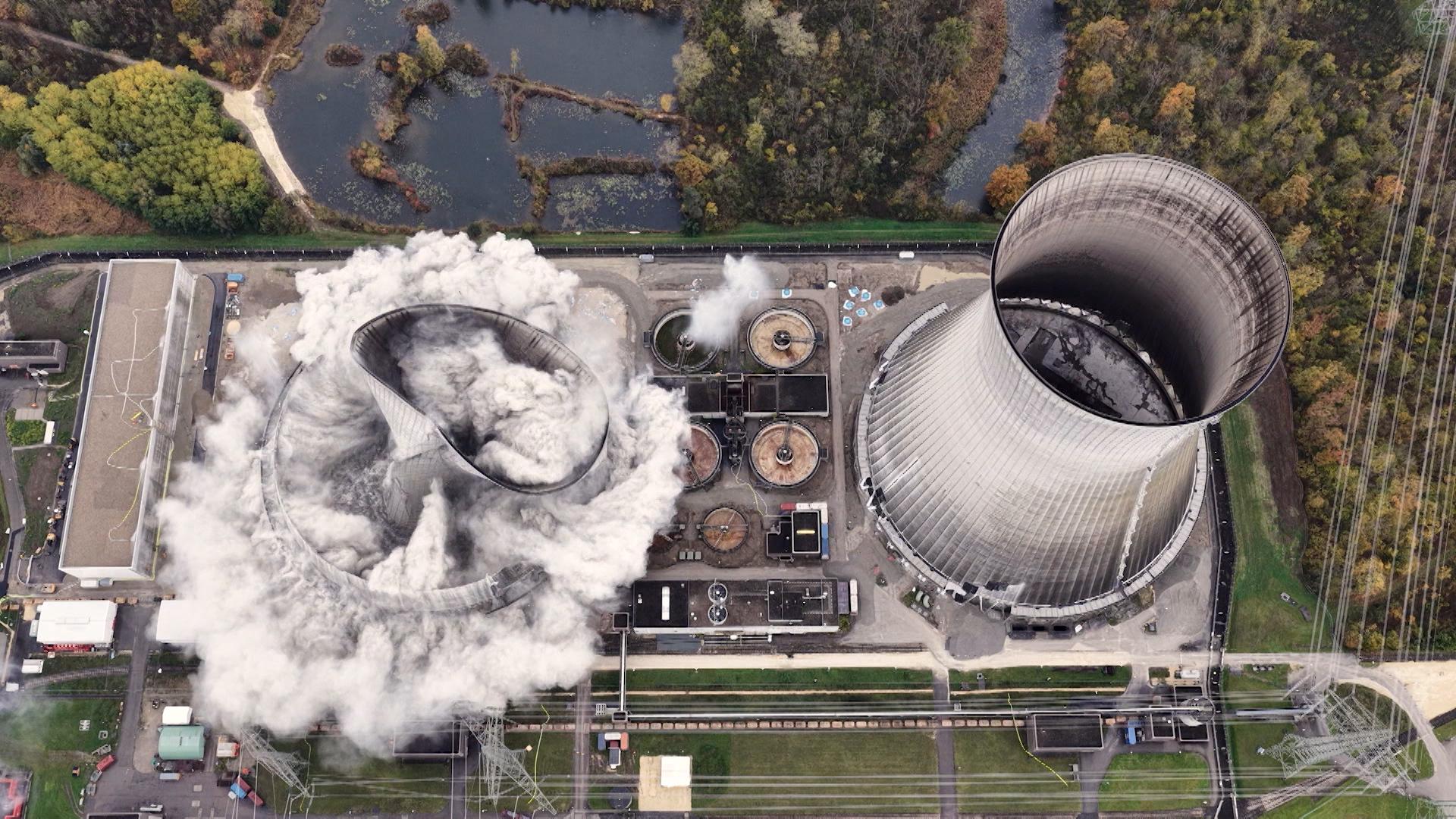 Blick aus der Vogelperspektive auf die Sprengung eines der beiden Kühltürme.